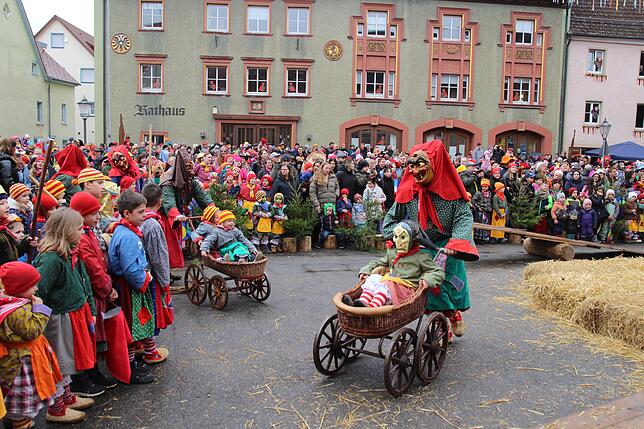 Bild 5: Hexensonntag: Urige Hexengestalten, Umzug und Hexenfeuer begeistern Besucher