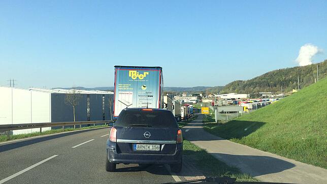 Auch abseits der B 34 verursacht der Lastwagenverkehr Stau. Dieses Foto entstand im Gewerbepark Hochrhein in der Georg-Wittig-Straße.