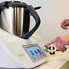 Eine Frau bedient einen Thermomix TM5.