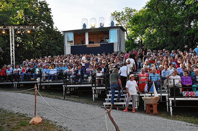 Zuschauertribüne. Foto Ursula Ortlieb