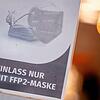 Ein Schild auf der Eingangstür eines Einzelhandelsgeschäfts weist auf unserem Symbolbild auf das Tragen einer FFP2-Maske hin.