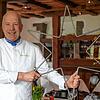 Johannes Wuhrer vom Restaurant Falconera mit einem Stern aus Edelstahl, den er vor vielen Jahren von seiner Mutter anlässlich der Guide ...