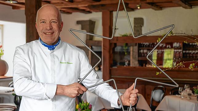 Johannes Wuhrer vom Restaurant Falconera mit einem Stern aus Edelstahl, den er vor vielen Jahren von seiner Mutter anlässlich der Guide ...