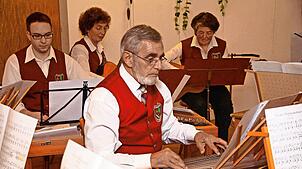 Musik war für Siegfried Enz immer besonders wichtig. Unter anderem war er mehr als 60 Jahre aktiv im Zitherclub Furtwangen, wie hier bei ...