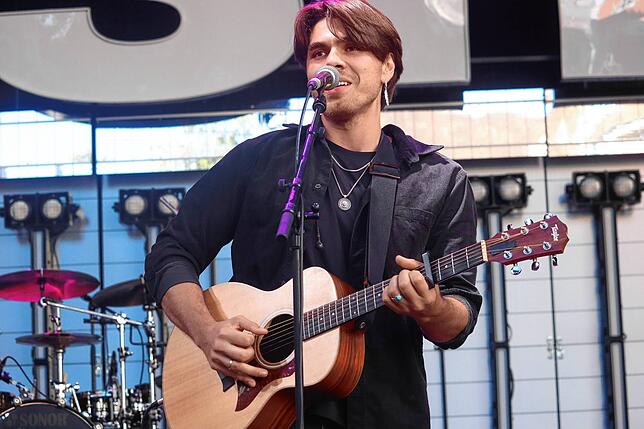 Bild 28: Open Air in Meersburg: Samu Haber verzaubert Fans