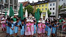 Bild : Auf dem Adenauerplatz in Friedrichshafen verteilt der Seehas seinen Hasenklee