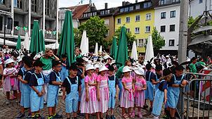 Bild : Auf dem Adenauerplatz in Friedrichshafen verteilt der Seehas seinen Hasenklee