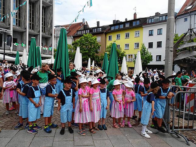 Bild 1: Auf dem Adenauerplatz in Friedrichshafen verteilt der Seehas seinen Hasenklee