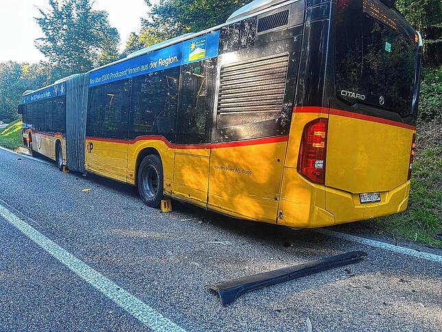 Der beschädigte Linienbus steht nach dem Unfall in Tegerfelden (Kanton Aargau) auf der Wiese.