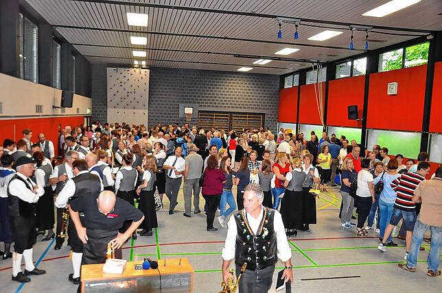 Viele Weilheimer waren in die Nägeleberghalle gekommen, um dem neuen Bürgermeister Jan Albicker zu seinem Wahlerfolg zu gratulieren. ...