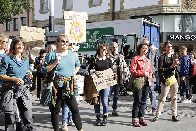 Bild 3: Losmarschieren und sitzen bleiben: 300 Menschen aller Altersgruppen gehen in Singen für den Klimaschutz auf die Straße