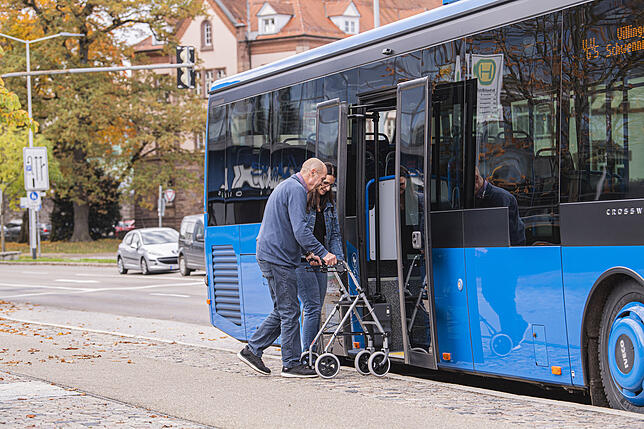 Die neuen Busse sind Niederflurfahrzeuge und damit barrierefrei. Personen mit Rollator oder Rollstuhl können so einfacher in die Busse ...