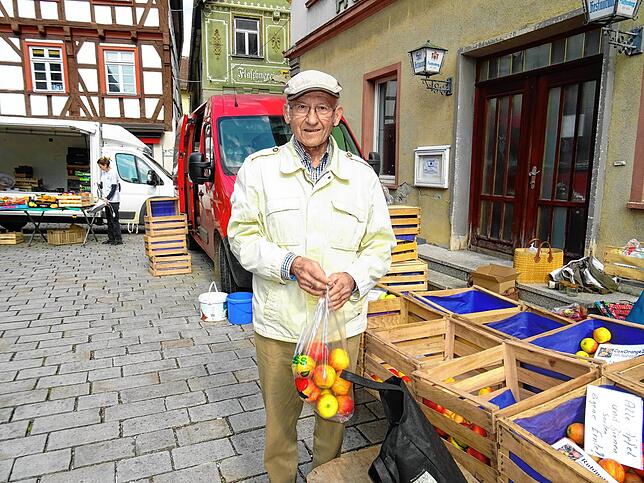 Ferdinand Elgaß kauft seine üblichen Mengen auf dem Wochenmarkt.