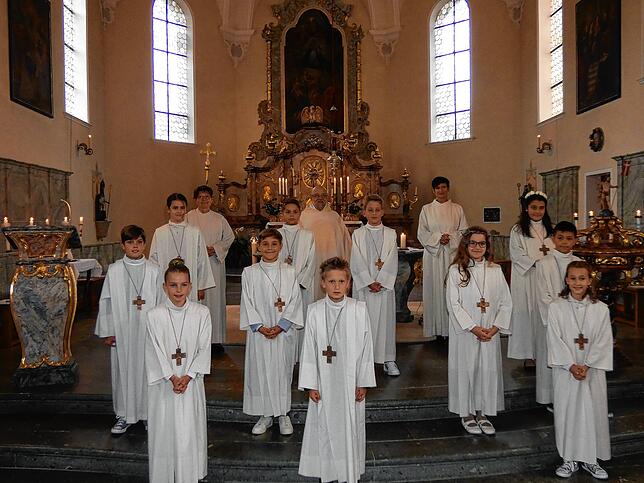 Dogern: Elf Jungen und Mädchen feierten in der Pfarrkirche St. Clemens in Dogern gemeinsam mit Pfarrer Romuald Pawletta ihre ...