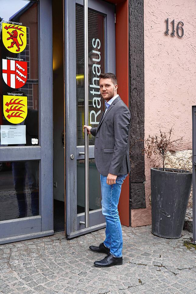 Maik Rautenberg auf dem Weg zu seinem neuen Arbeitsplatz: Das Rathaus in Veringenstadt.