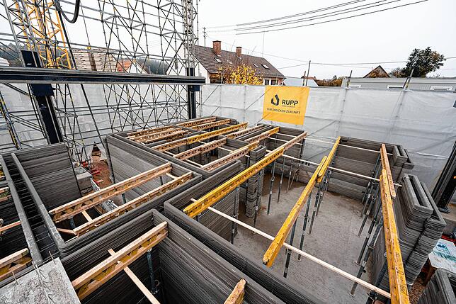 Blick von oben auf die Baustelle eines Hauses, das die Firma Rupp Gebäudedruck in Wallenhausen im 3D-Druckverfahren erstellt hat. So ...