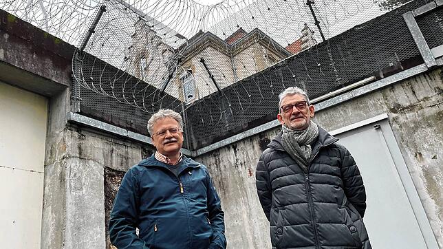 Die Seelsorger Jürgen Bender (links) und Konrad Sieber werden gerade zur Weihnachtszeit häufiger von Insassen der JVA Waldshut um ...