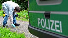 Ein Techniker der Kriminalpolizei untersucht in Freiburg im Stadtteil Betzenhausen das Gelände, auf dem der acht Jahre alte Armani tot ...