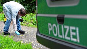 Ein Techniker der Kriminalpolizei untersucht in Freiburg im Stadtteil Betzenhausen das Gelände, auf dem der acht Jahre alte Armani tot ...