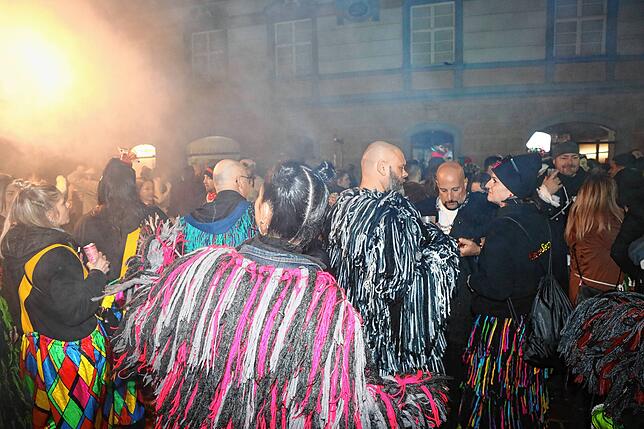 Bild 23: In der Altstadt treffen sich Hexen, Einhörner und Piraten bei der Straßenfasnacht