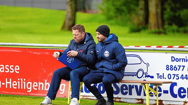 Das Trainerteam des Hegauer FV, Lars Kohler (links) und Rodolfo Piraino, musste sich trotz 3:1-Führung dem FC Radolfzell beim 3:4 noch ...