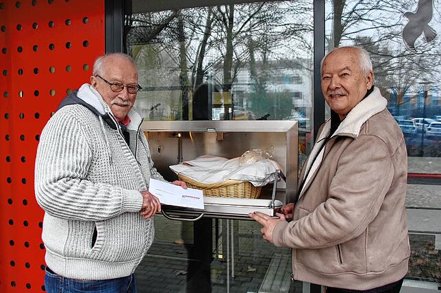 Hans Teschner und Rudolf Babeck (v.li.) sind glücklich und stolz: Anfang Januar wurde in der Babyklappe an der alten DRK-Rettungswache ...