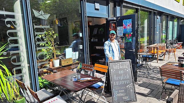 Habib Idikut auf der vorderen Terrasse des Café-Restaurants. Im Innenhof befindet sich eine weitere Terrasse.