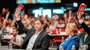 Bärbel Bas (SPD), Bundesministerin für Arbeit und Soziales und SPD-Parteivorsitzende, und Lars Klingbeil (SPD), Bundesminister der ...