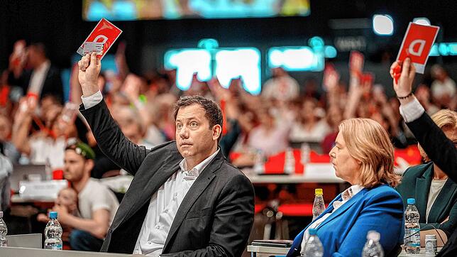 Bärbel Bas (SPD), Bundesministerin für Arbeit und Soziales und SPD-Parteivorsitzende, und Lars Klingbeil (SPD), Bundesminister der ...