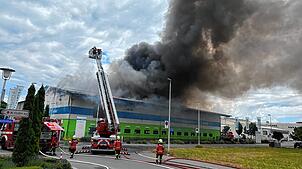 Das Entsorgungszentrum RAZ in Kreuzlingen steht am Mittwochmorgen, 9. Juli, in Vollbrand.