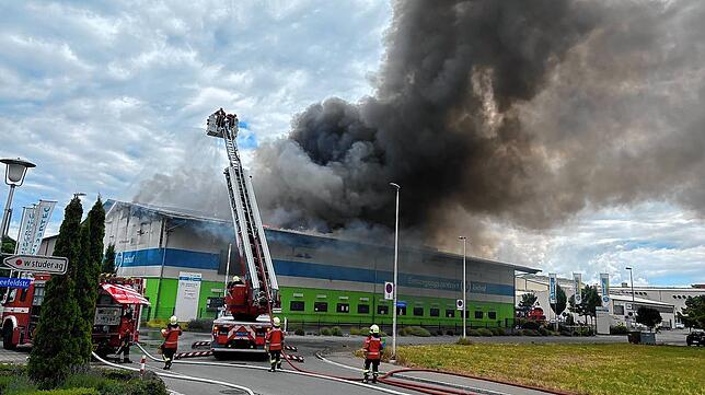 Das Entsorgungszentrum RAZ in Kreuzlingen steht am Mittwochmorgen, 9. Juli, in Vollbrand.