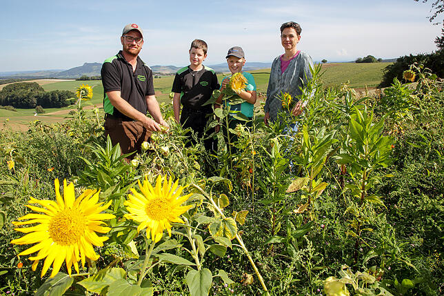 Natur pur genießt die Familie Leichenauer auf dem naturbelassenen Blumen- und Pflanzenfeld. Sie wachsen über eigene Samen nach.