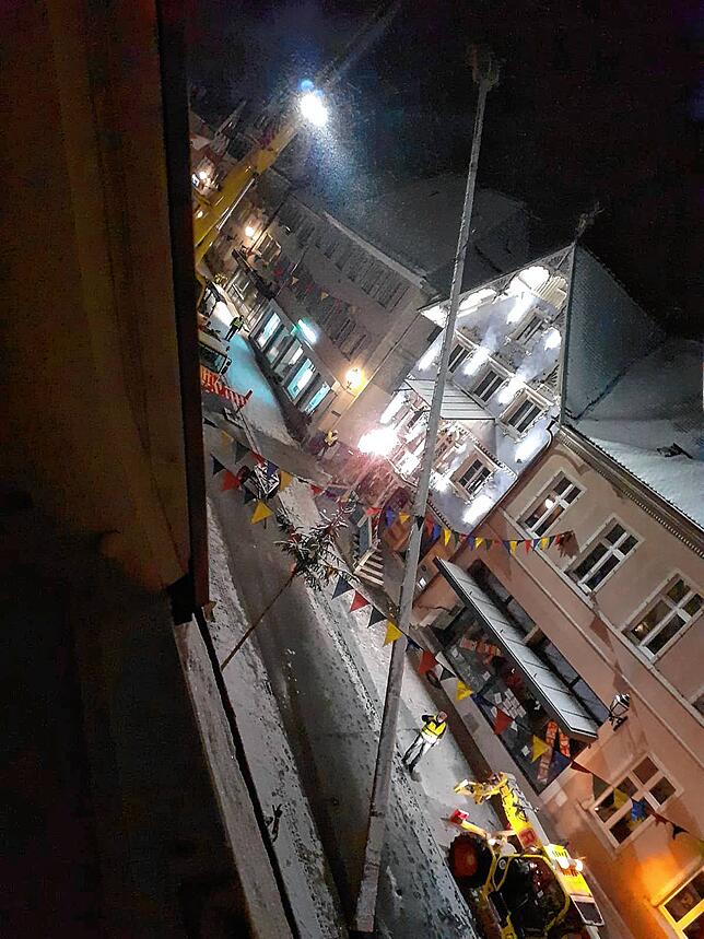 Bild 4: Plötzlich stand der große Narrenbaum! Bilder von der ungewöhnlichen Aktion am Mittwochabend in Stockach