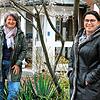 Birgit Scheidtmann und Ulrike Riester (re.) koordininieren die Einsätze beim Nachbarschaftsverein &bdquo;Hilfe von Haus zu Haus&ldquo;. ...