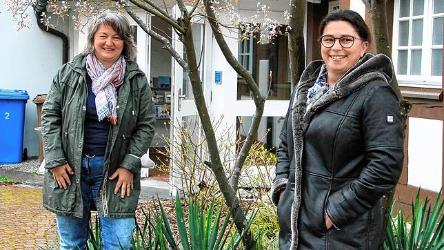 Birgit Scheidtmann und Ulrike Riester (re.) koordininieren die Einsätze beim Nachbarschaftsverein &bdquo;Hilfe von Haus zu Haus&ldquo;. ...