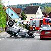 Ein Mercedes liegt nach einem Unfall auf der Hauptstraße in Mühlhofen auf dem Dach. Die Fahrerin wurde schwer verletzt.
