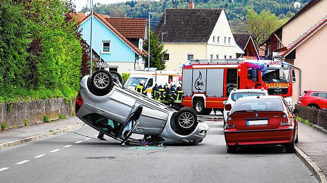 Ein Mercedes liegt nach einem Unfall auf der Hauptstraße in Mühlhofen auf dem Dach. Die Fahrerin wurde schwer verletzt.