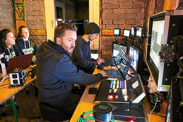 Das Team um Moritz Huber (vorn rechts) in Aktion an den zahlreichen Monitoren.