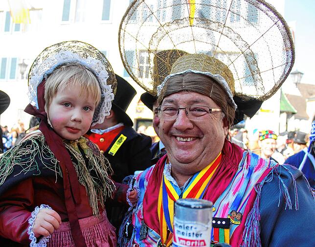 Der dreijährige Henry vom städtischen Kindergarten Sankt Angelus durfte 2019 als Kinder-Narrenmutter ins Häs schlüpfen. Denn früh übt ...