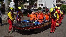 Ein Kraftakt ist das Versetzen eines voll beladenen DLRG-Hochwasserrettungsbootes auf trockenem Untergrund. Die feststehenden Rollen ...