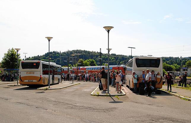 Hunderte sammeln sich am Busbahnhof. Hier soll der Schienenersatzverkehr rollen.