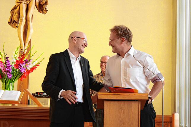 Herzliche Worte kamen von Pfarrer Matthias Sehmsdorf (rechts). Rainer Stockburger hatte zuvor schon den guten Kontakt hervorgehoben.