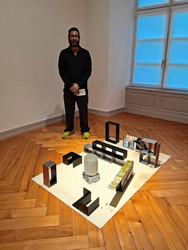 Adriano Costa und seine Fundstücke, die er zu einem Kunstwerk gemacht hat.