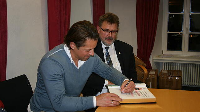 Helgi Kolvidsson trug sich in das goldene Buch der Stadt Pfullendorf ein.
