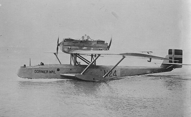 Der Dornier "Wal", mit dem 1924 von Pisa aus der Versuch unternommen wurde, nach Amerika zu fliegen. 500 Kilometer vor der US-Küste ...