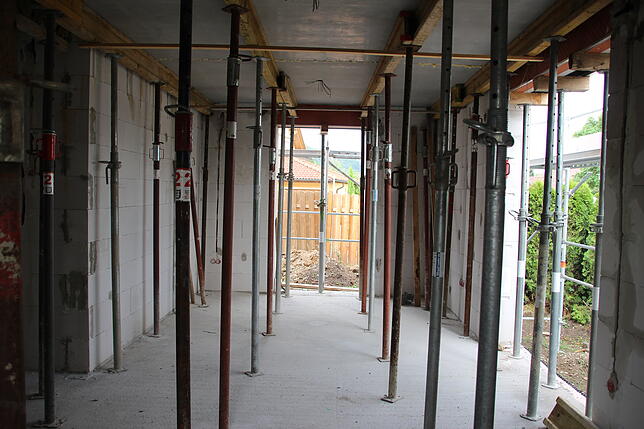 Innenputz und Fenster stehen als nächstes auf dem Bauplan.