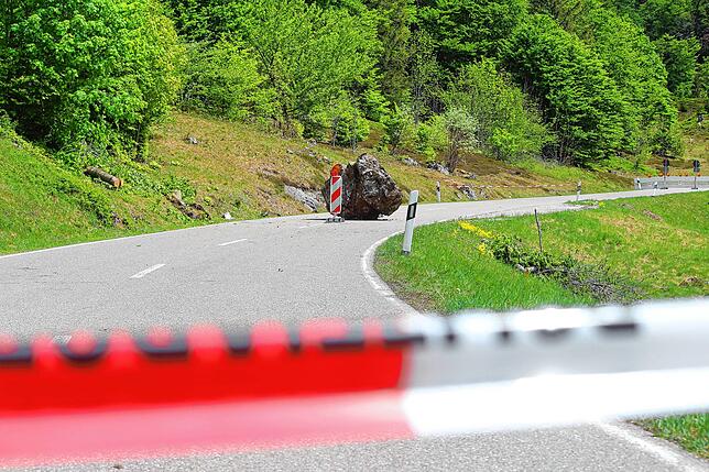 Dieser Fels liegt noch auf der Landesstraße zwischen Todtnau-Präg und Bernau und wird erst nach der Hangsicherung entfernt.