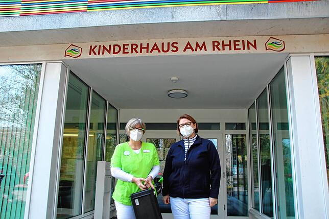Kerstin Moll (rechts) und Marita Burger vor dem Kinderhaus am Rhein.