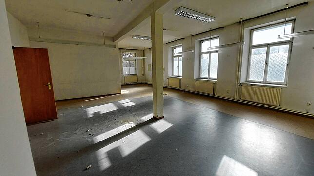 Viel Licht und schöne Aussicht: In diesem großen Raum im Erdgeschoss im Denkmalbau mit Blick zur Brigach werden zwei Wohnungen entstehen.