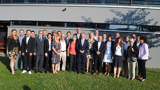 Der neue Gemeinderat von Waldshut-Tiengen (von links) nach der konstituierenden Sitzung vor der Stadthalle Tiengen: Nathalie Rindt ...